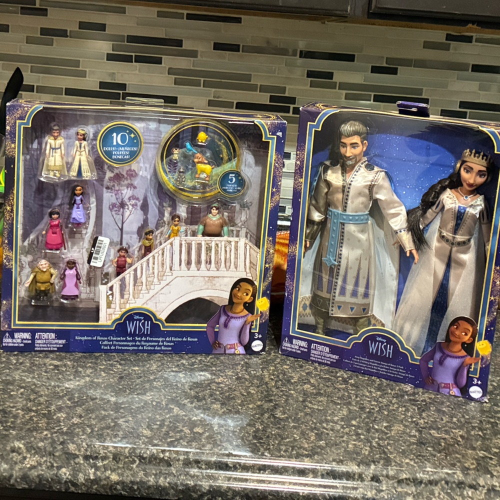 Disney’s Wish Bundle 12” King Magnifico & Queen Amaya dolls + Mini figurine set